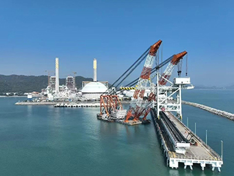 華潤(rùn)海豐卸船機(jī)順利吊裝，助力粵港澳大灣區(qū)能源供應(yīng)